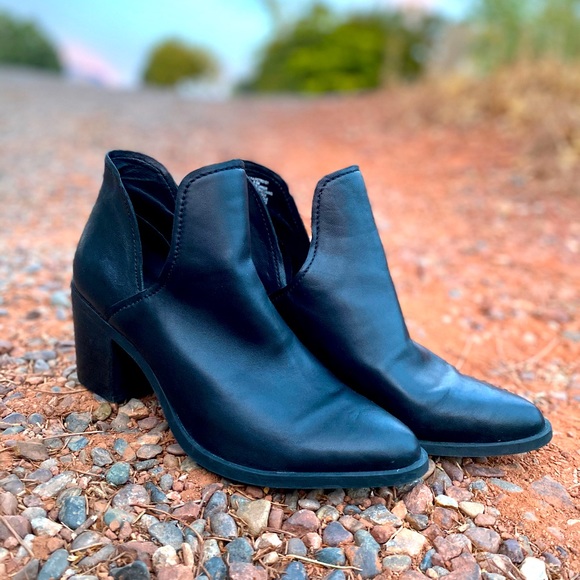 Steve Madden | Gorgeous Leve Block Heel Boots - Picture 3 of 12